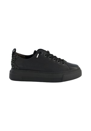 Baskets en cuir noir avec un dos en cuir texturé imprimé léopard noir, bout rond, six œillets pour les lacets et une semelle épaisse noire.