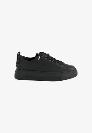 Zapatilla de cuero negro con un respaldo de leopardo negro texturizado, puntera redonda, seis ojetes para los cordones y una suela negra gruesa.