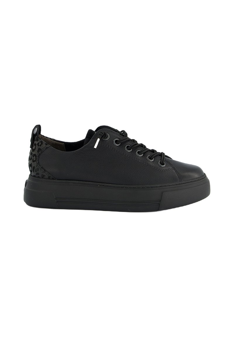 Sneaker nera in pelle con retro leopardato nero texturizzato, punta tonda, sei fori per i lacci e suola spessa nera.