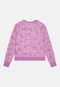Maglione a maniche lunghe viola con scollo rotondo, decorato con un motivo floreale rosa e con polsini e fondo a costine, mostrato da dietro su uno sfondo bianco.