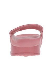 Calzature rosa con una parte superiore liscia e testurizzata, caratterizzate da una fascia larga e una suola contornata e rialzata per il comfort.