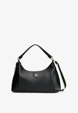 Schwarze Lederhandtasche mit einem geschwungenen Oberteil, goldfarbenem Logoemblem, abnehmbarem gestreiftem Schulterriemen und einem einzelnen Schultergriff.