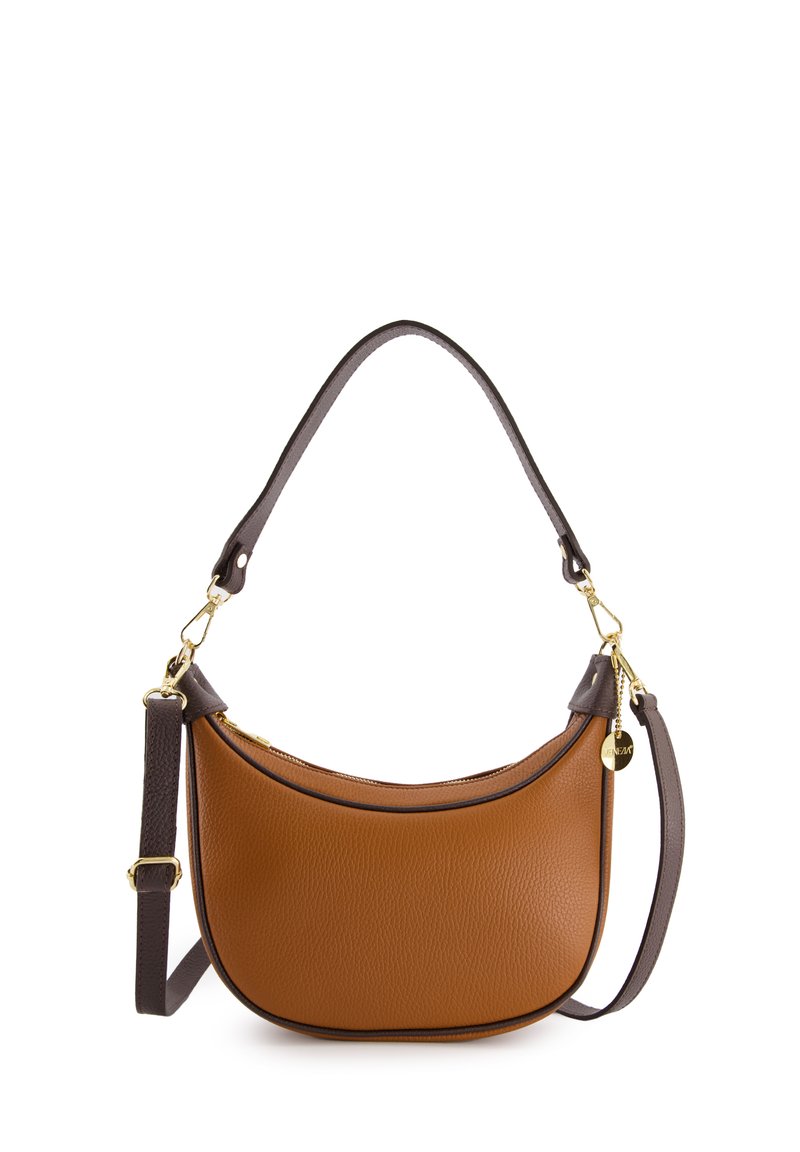 Braune Leder-Schultertasche mit glatter Textur, geschwungener Form und goldfarbenen Hardware-Akzenten. Verfügt über einen abnehmbaren dunkelbraunen Schultergurt.