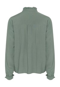 Blusa de manga larga en tejido verde apagado, con un cuello rizado, detalle de espalda fruncida y puños con elastano. Textura suave.