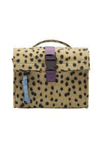 Brązowa torba z czarnymi kropkami, fioletowy pasek i zapięcie, akcent w postaci zamka, płaski design, miękka faktura. Białe tło, górny uchwyt do noszenia.
