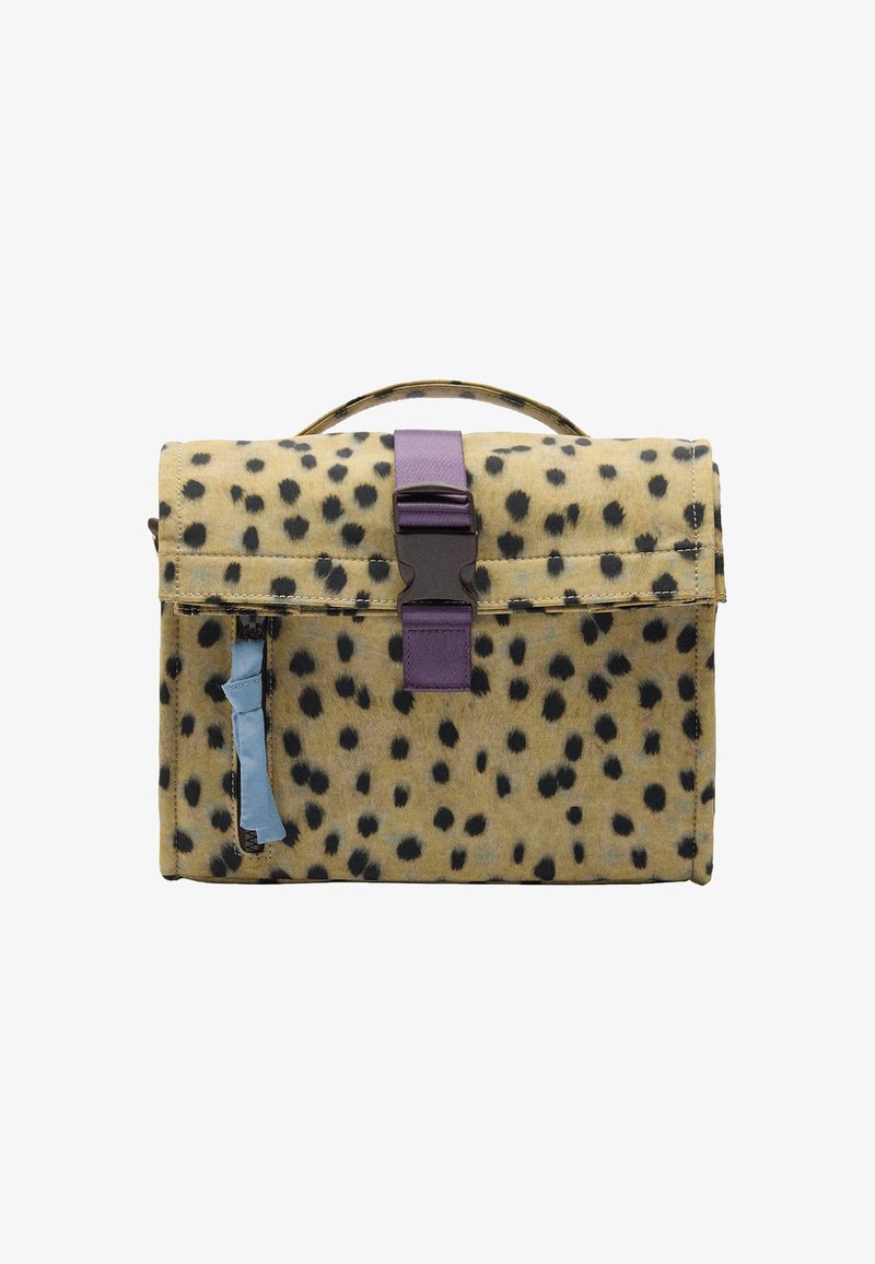 Brązowa torba z czarnymi kropkami, fioletowy pasek i zapięcie, akcent w postaci zamka, płaski design, miękka faktura. Białe tło, górny uchwyt do noszenia.