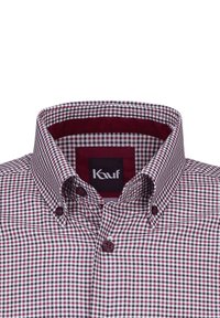 Hemd mit Knopfleiste, das ein kariertes Muster in Weinrot und Weiß aufweist, mit einem kontrastierenden inneren Kragen in Weinrot und passenden Knöpfen.