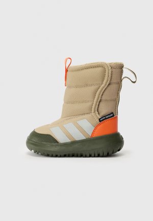 Hellbraune isolierte Stiefel mit grauen Streifen, orangefarbenen Akzenten und einer strukturierten grünen Sohle. Sie verfügen über ein glattes, wasserabweisendes Material und eine Schlaufe zum Anziehen.