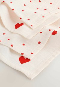 Țesătură de bumbac cu fundal crem deschis, având un model de mici inimi roșii și accente mai mari în formă de inimă roșie, aranjate pe straturi.