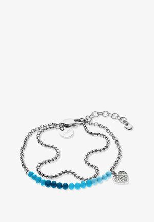 Bracelet chaîne en argent avec une rangée de perles bleues et un petit pendentif en forme de cœur incrusté de cristaux.