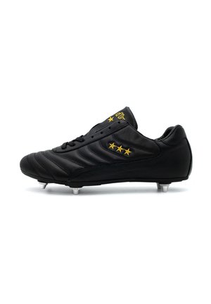Chaussure de football noire en cuir, ornée d’étoiles jaunes et munie de crampons métalliques, présentée de profil sur fond blanc.