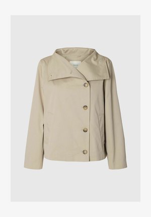 Jachetă bej pentru femei, cu guler larg, mâneci lungi, patru nasturi în față și buzunare laterale, prezentată pe un fundal simplu.