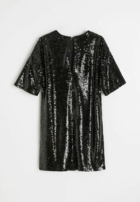 Czarna sukienka z cekinami, z krótkimi rękawami i okrągłym dekoltem. Posiada otwarcie w kształcie łezki z tyłu oraz luźny, prosty fason.