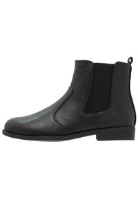 Botines de cuero negro con paneles laterales elásticos, punta redondeada y un tacón pequeño. Diseño simple con un acabado texturizado y una pestaña de tira.