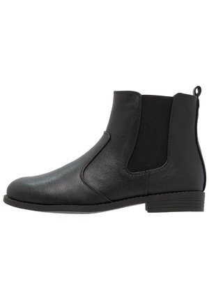 Bottines en cuir noir avec panneaux élastiques sur les côtés, bout rond et un petit talon. Design simple avec une finition texturée et une languette de tirage.