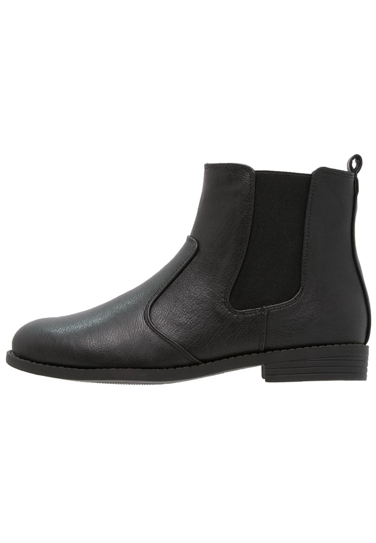 Botines de cuero negro con paneles laterales elásticos, punta redondeada y un tacón pequeño. Diseño simple con un acabado texturizado y una pestaña de tira.