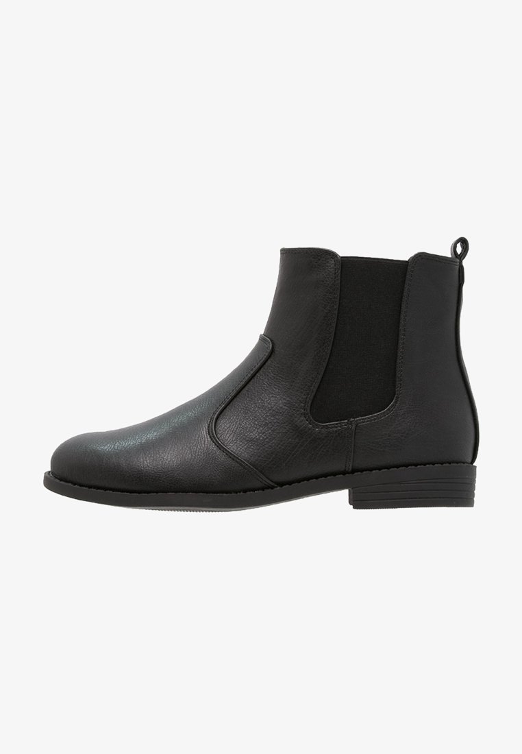 Botines de cuero negro con paneles laterales elásticos, punta redondeada y un tacón pequeño. Diseño simple con un acabado texturizado y una pestaña de tira.