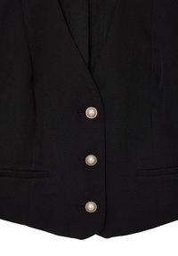 Gilet nero su misura con quattro bottoni dorati accentuati, ciascuno con un centro in perla. Tessuto liscio con due tasche frontali e design strutturato.