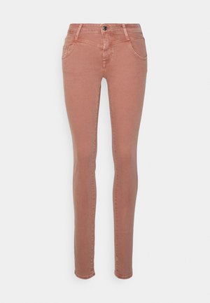 Jeans ajustados en un color rosa empolvado, fabricados en mezclilla. Cuentan con cinco bolsillos y un cierre de botón metálico. Textura suave con un diseño ceñido.