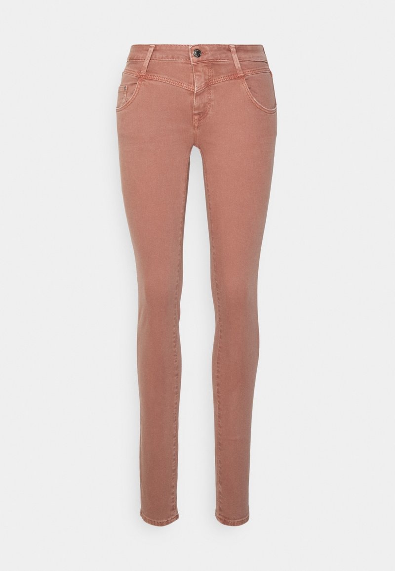Jeans ajustados en un color rosa empolvado, fabricados en mezclilla. Cuentan con cinco bolsillos y un cierre de botón metálico. Textura suave con un diseño ceñido.