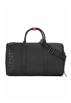 Bolso de viaje rectangular negro con dos asas, correa de hombro ajustable, cierre de cremallera y el logo discreto de Valentino en el lateral.