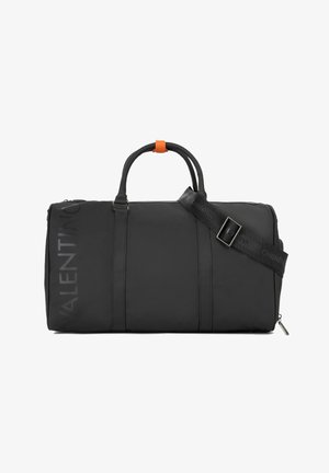 Sac de sport rectangulaire noir avec deux poignées, une bandoulière ajustable, une fermeture éclair et un logo Valentino discret sur le côté.