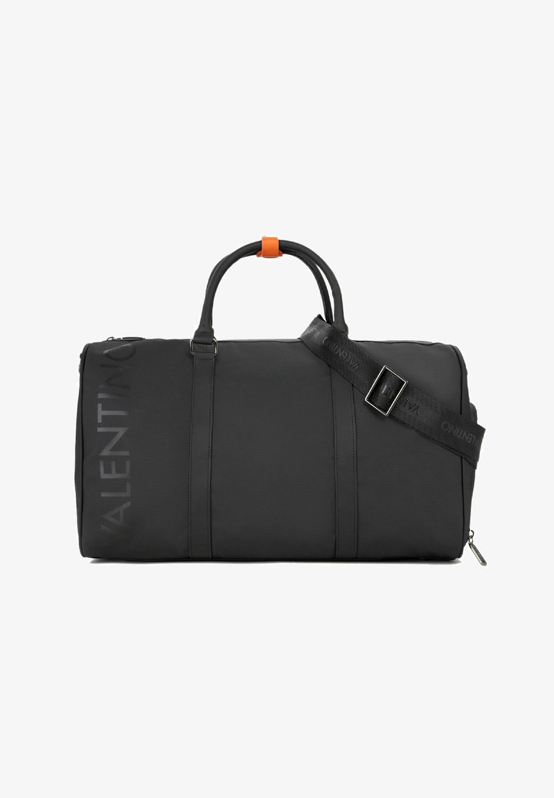 Zwarte rechthoekige duffeltas met twee handvatten, verstelbare schouderriem, ritssluiting en subtiel Valentino-logo aan de zijkant.