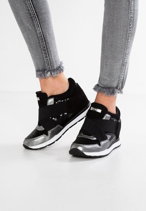 Loafers - black