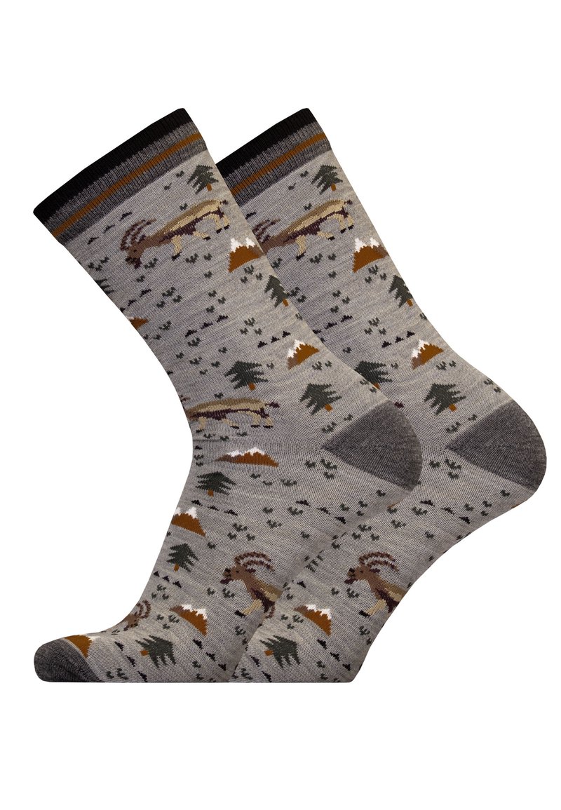 Graue Socken mit einem Muster aus Bergen und Wäldern, ergänzt durch braune und grüne Akzente sowie einen gerippten Bündchen in Schwarz und Braun.