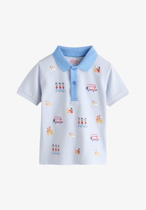 Polo azzurro chiaro per bambini con piccole stampe di guardie di Londra, autobus rossi a due piani e cani corgi che indossano sciarpe.
