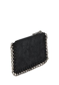 Černá peněženka z umělé semišové kůže s řetízkovým okrajem, která má uzávěr na zip a hladký povrch. Kompaktní obdélníkový tvar s viditelným šitím.