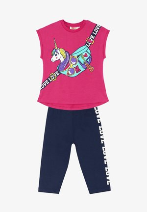 Lyserød bomulds kortærmet top med en enhjørning grafik og "LOVE" tryk, parret med marineblå leggings med "LOVE" på siden.