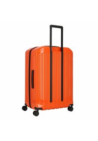 Oranje harde koffer met verticale ribbels, zwarte accenten, uitschuifbare handgreep en vier zwarte wielen voor mobiliteit.