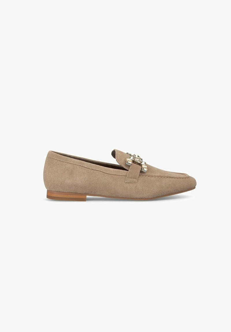 Mocassin plat en daim beige avec bout pointu, petit talon en bois et ornement décoratif composé d'un groupe de pierres transparentes sur la bride supérieure.