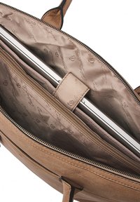 Leren tas in tan met een gladde buitenkant, voorzien van een ritssluiting. Binnenin bevindt zich een beige gevoerd compartiment dat een zilveren laptop bevat.