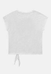 Biała koszulka z krótkim rękawem, wykonana z miękkiej tkaniny. Posiada okrągły dekolt oraz związany detal na tylnym końcu. Prosty i minimalistyczny design.