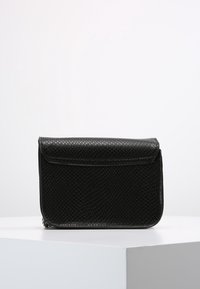 Svart läderclutch med ormmönster och klaffstängning. Kompakt rektangulär form med slät textur och minimala metallbeslag.