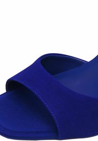 Blå mocka flip-flop sandal med öppen tå, bred rem och platt sula. Slät innersula och detaljerad sömnad längs kanterna.