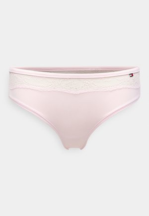 Braguita de bikini rosa claro con ribete de encaje en la cintura, fabricada con tela suave. Cuenta con una etiqueta con el logo en un lado.