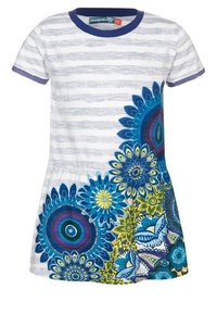 Pasiasta bawełniana sukienka z krótkimi rękawami, w niebiesko-białym wzorze, z dużymi kolorowymi wzorami kwiatowymi na dolnej części i rozkloszowanym dołem.