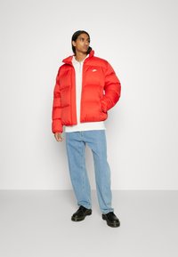 Nike Sportswear CLUB PUFFER - Jachetă de iarnă - university red/white