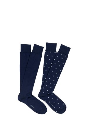 Due paia di calze blu scuro fino al ginocchio, una di colore uniforme e l'altra con piccoli motivi a diamante bianchi, disposte distese affiancate.