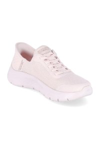 Baskets Skechers Go Walk rose clair avec empeigne en mesh, design à lacets et semelle blanche amortie, inclinées pour montrer les côtés extérieur et supérieur.