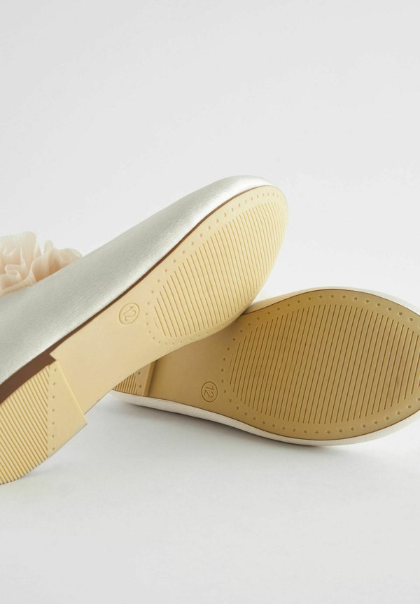 REGULAR FIT – Riemchenballerina – ivory cream bow stain resistant satin