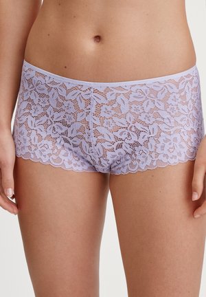 Lace boyshorts in lavendel met een bloemenpatroon, golvende randen en een zachte textuur. Heeft een aansluitend ontwerp met een naadloze tailleband.
