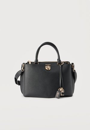Borsa Guess nera con manici doppi, dettagli in metallo dorato, chiusura con cerniera e ciondolo con logo appeso al lato.