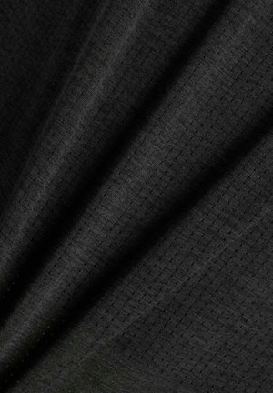 Sort stof med et fint tekstureret gittermønster, vist i bløde folder, der skaber skygger og dybde.