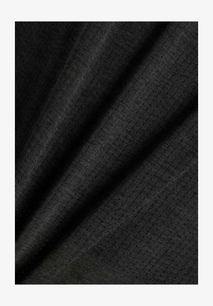 Sort stof med et fint tekstureret gittermønster, vist i bløde folder, der skaber skygger og dybde.