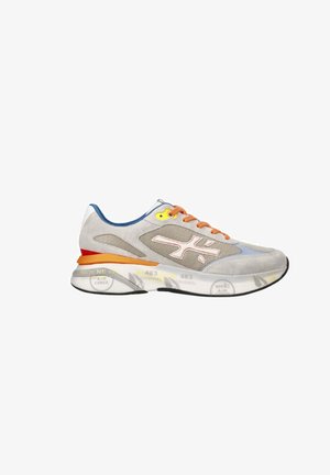 Grauer und beigefarbener Sneaker mit orangen Schnürsenkeln, gelben Ösen, weißer Sohle mit aufgedrucktem Text und blauem Innenfutter, seitlich betrachtet.