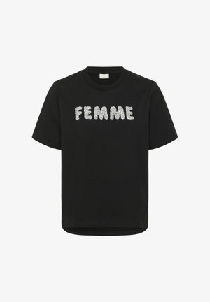 Tricou din bumbac negru, cu mâneci scurte și decolteu rotund. Pe față este inscriptionat cuvântul "FEMME" în paiete argintii.